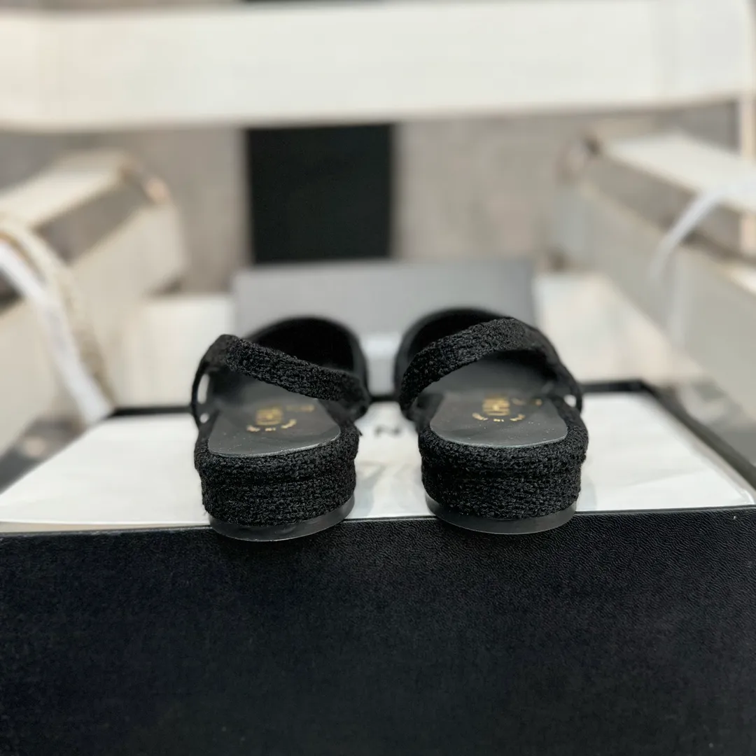 👟👟Ex-factory price 480👟👟 CHANEL Chanel flat bottom series🌹Fashionable classic sandals loved by all stars Fabric [👉] Mixed sheepskin👣🐏 Lining [👉] Silk sheep lining👣🐏 Insole [👉] Silk sheep👣🐏 Sole [👉] Genuine leather outsole imported from Italy 🌻 Packaging [👉] Chanel original box packaging 🌸 Code number [🦶🏻] 34-42 (⚠️34.41.42 is a custom code and cannot be returned or exchanged. Please understand)